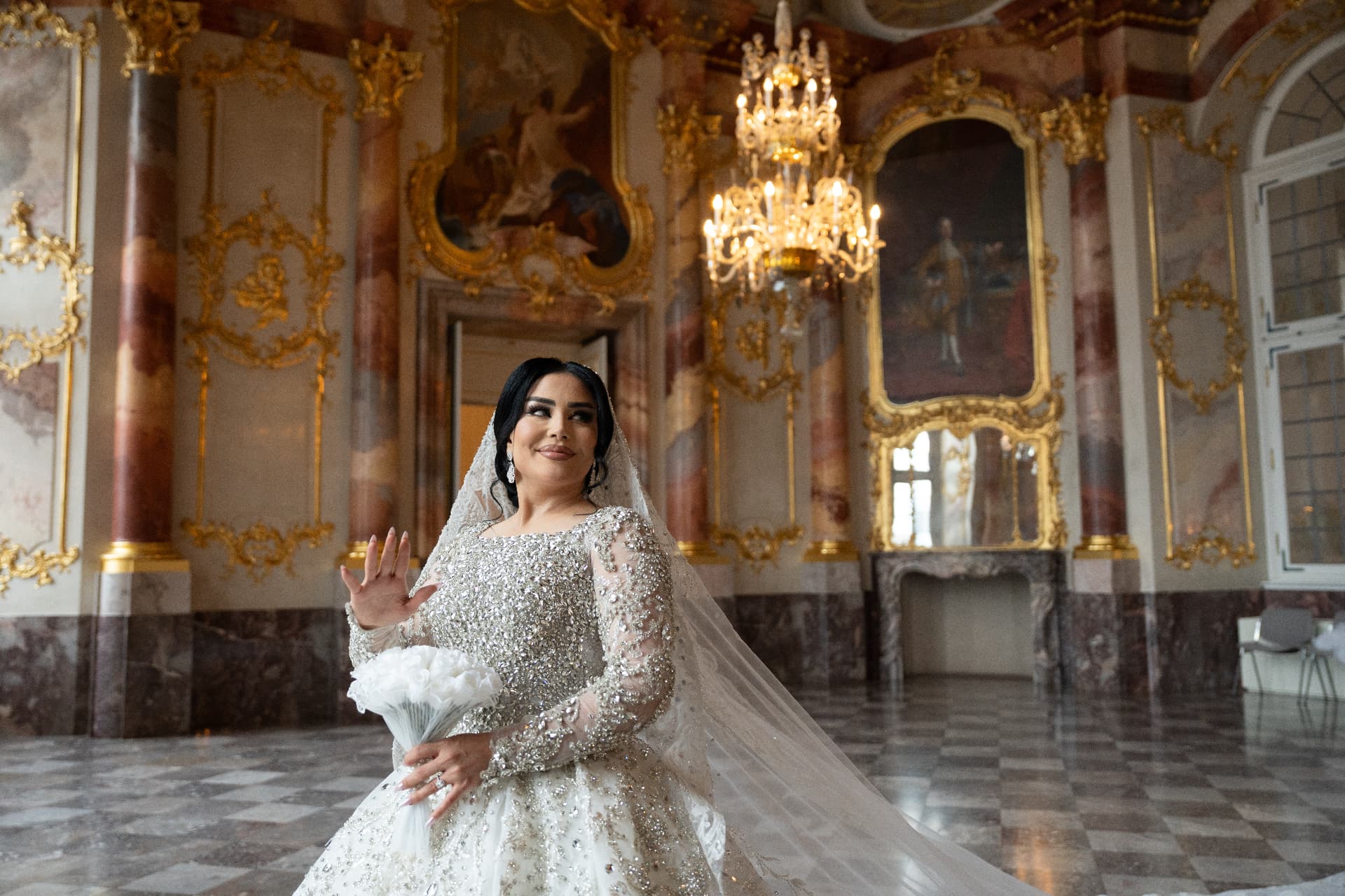 Braut in einem prunkvollen Palastsaal mit goldenem Stuck und Kronleuchter